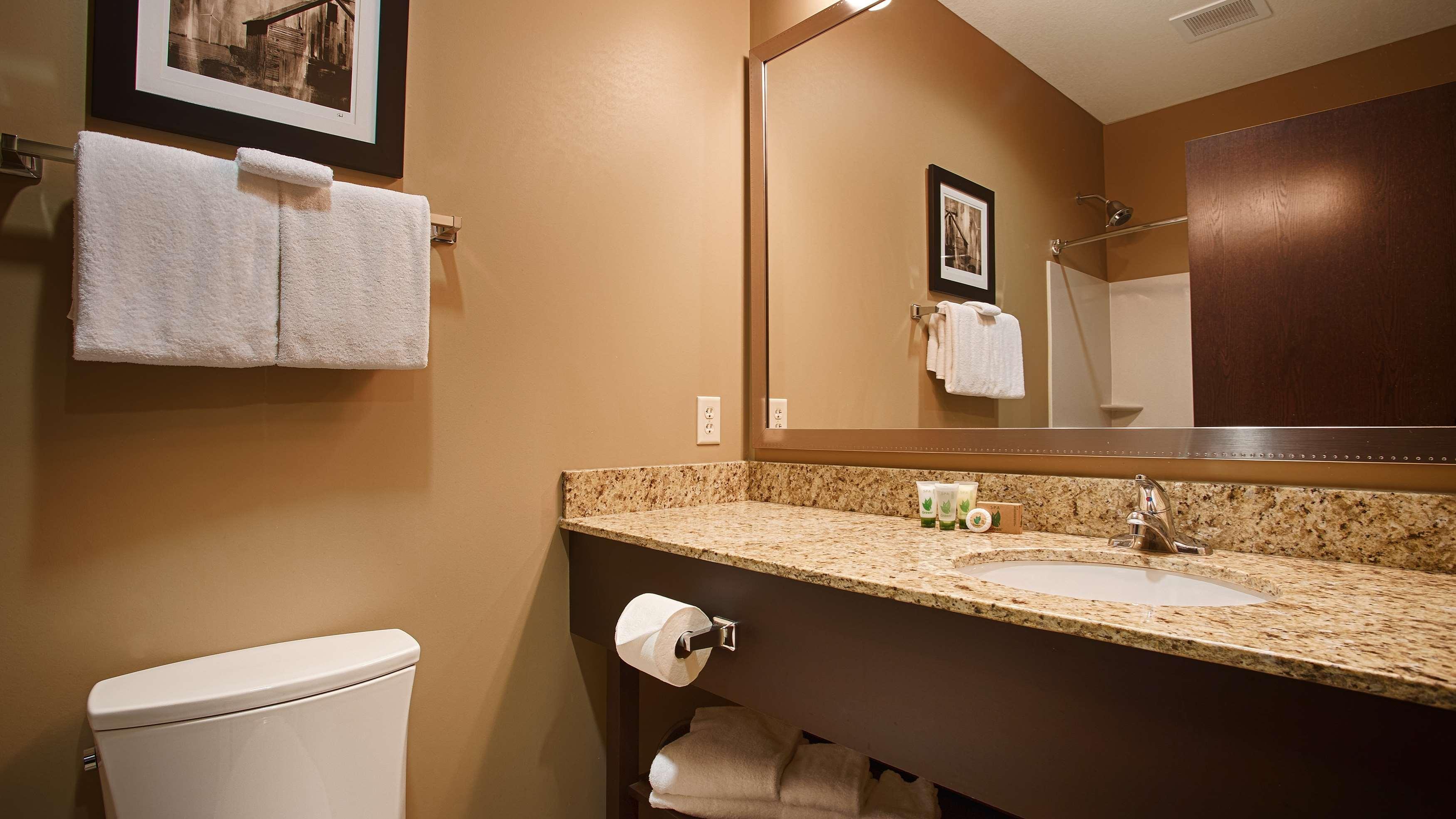 Best Western Plus Night Watchman Inn & Suites Greensburg Екстериор снимка