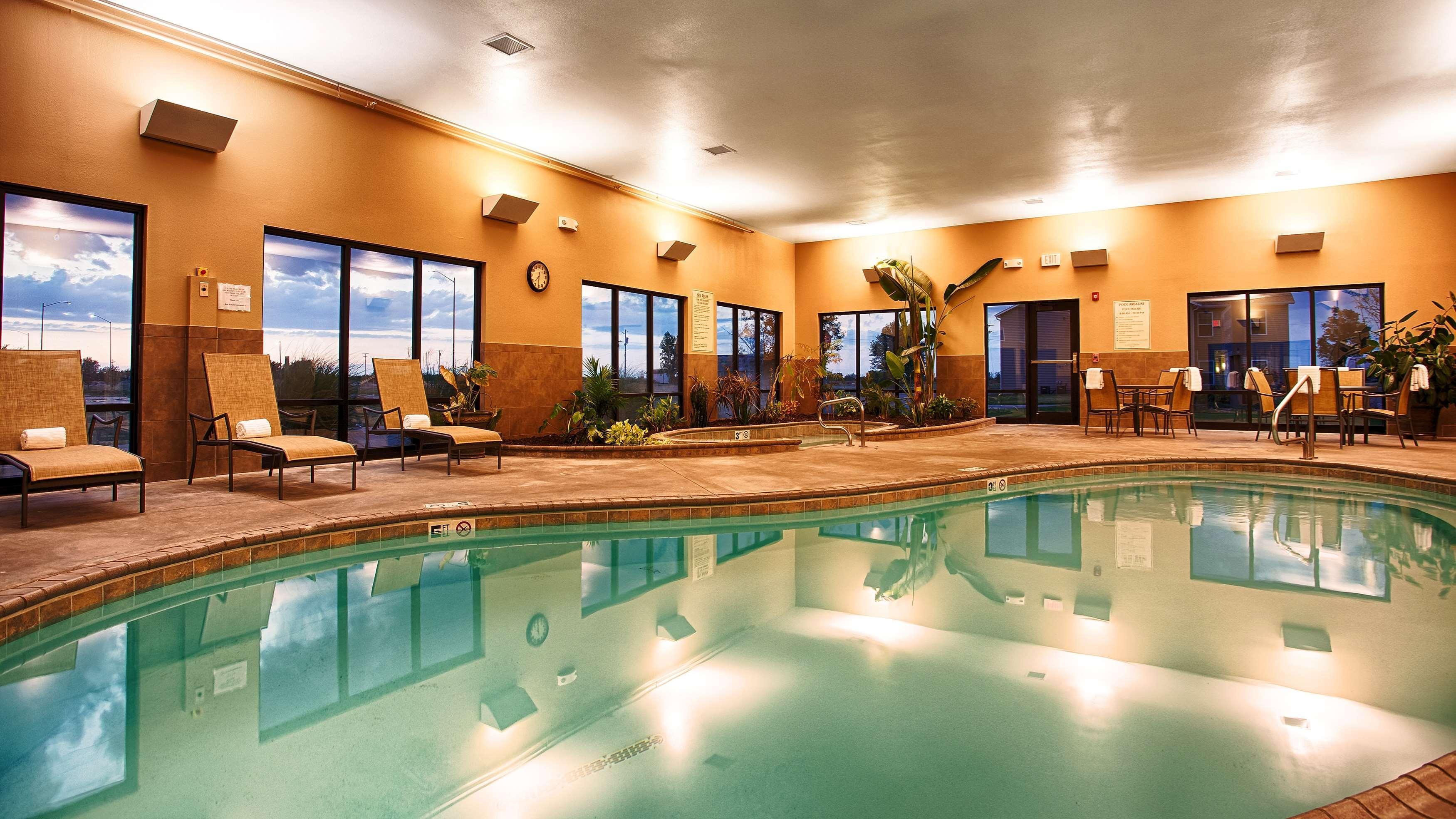 Best Western Plus Night Watchman Inn & Suites Greensburg Екстериор снимка
