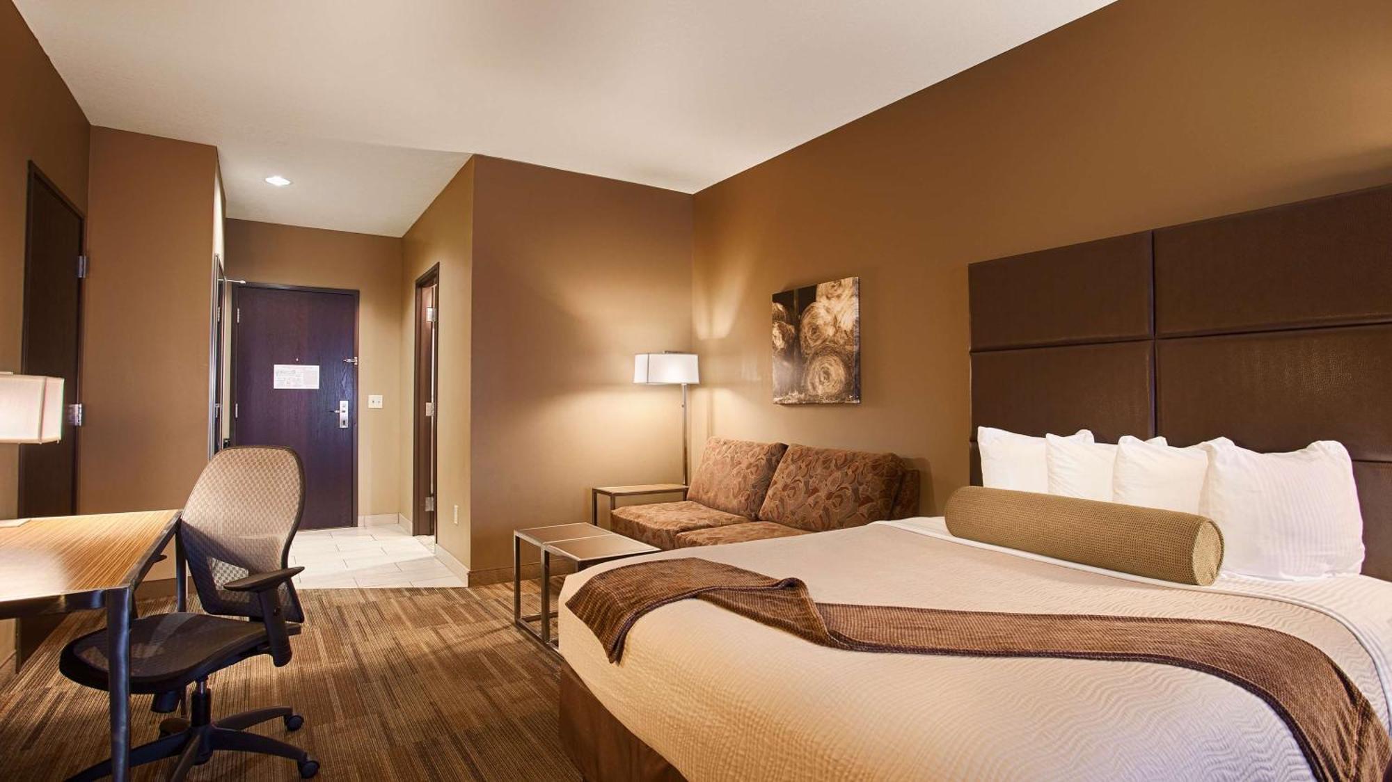 Best Western Plus Night Watchman Inn & Suites Greensburg Стая снимка