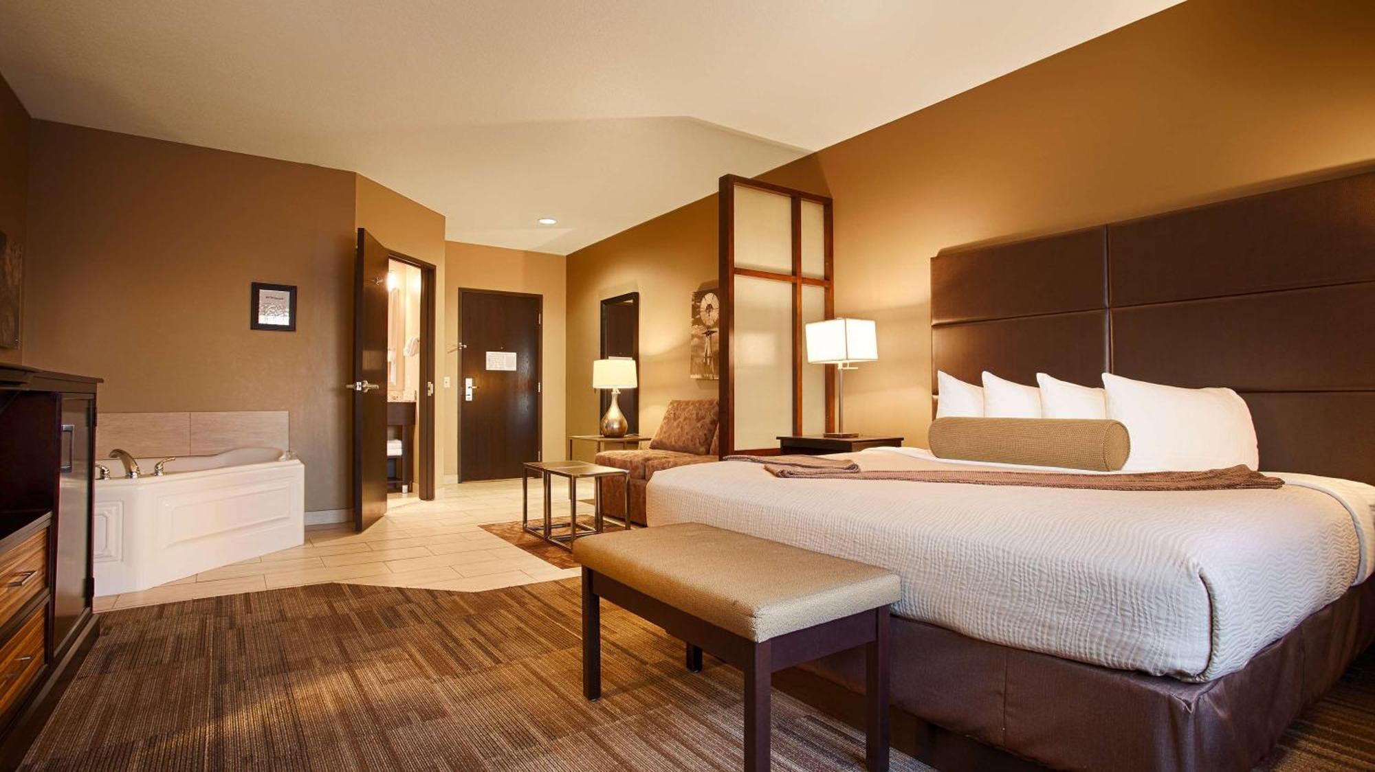 Best Western Plus Night Watchman Inn & Suites Greensburg Стая снимка