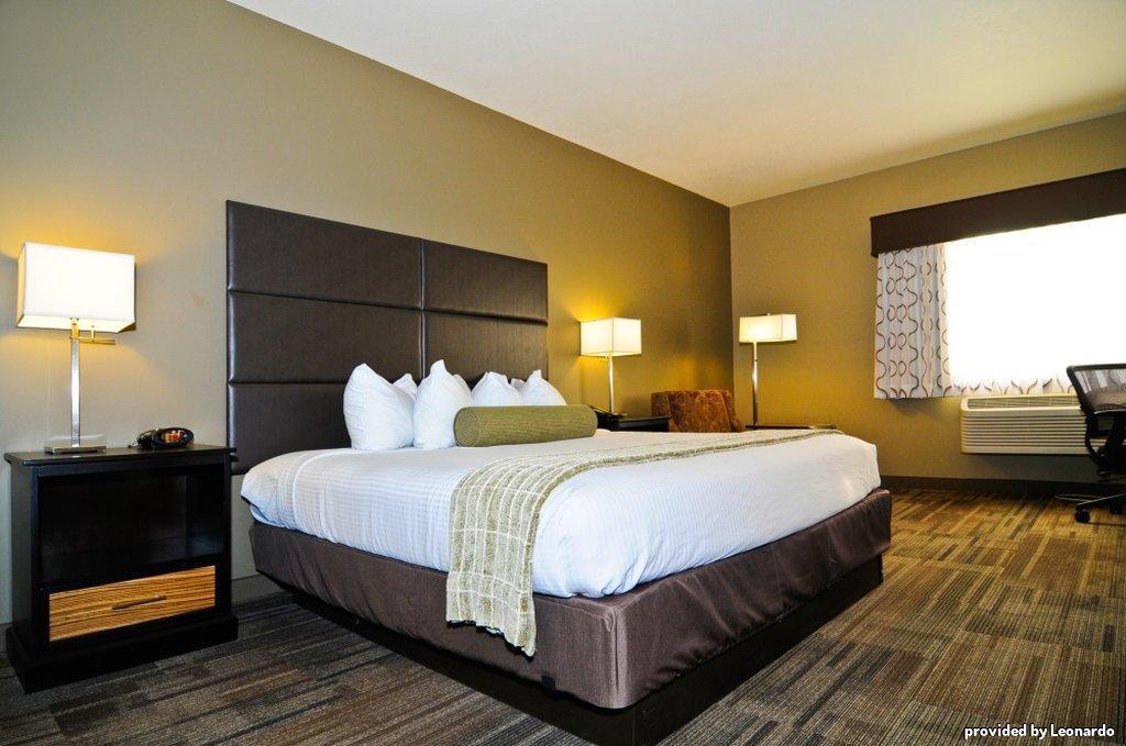 Best Western Plus Night Watchman Inn & Suites Greensburg Стая снимка